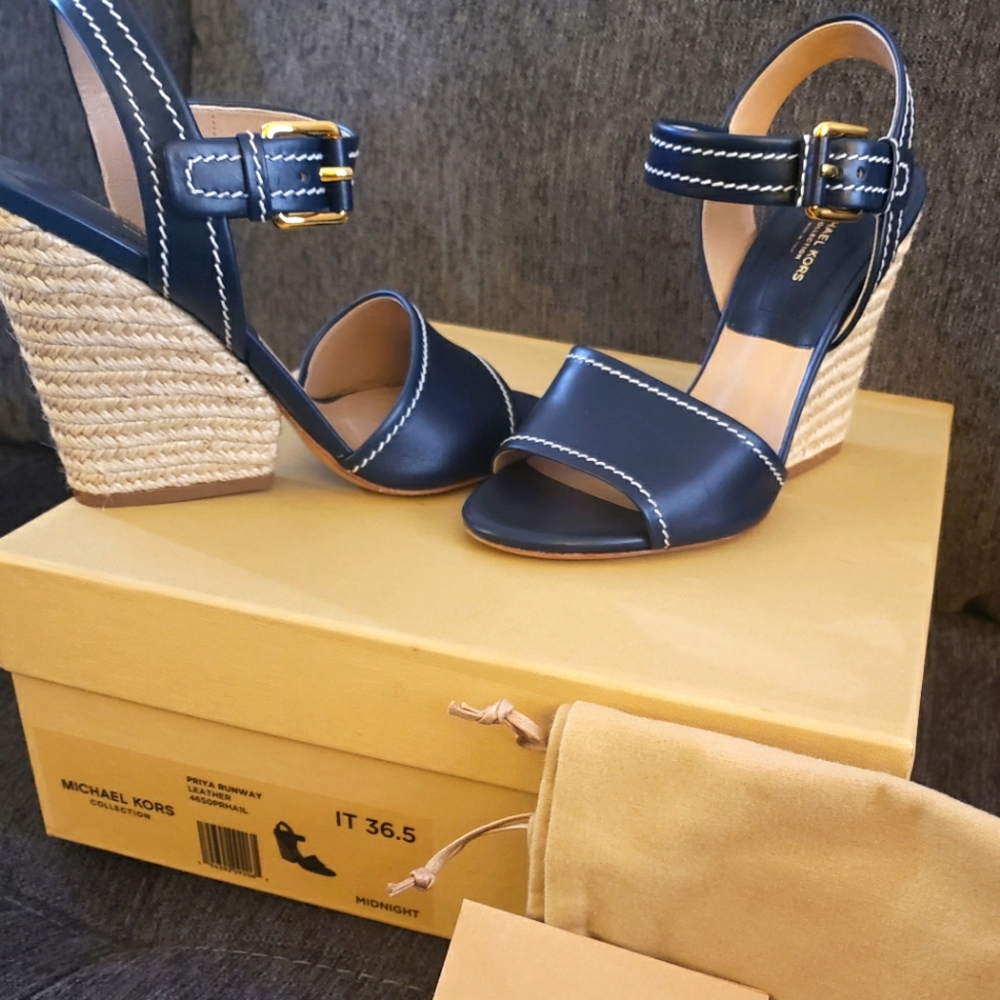 Priya Runway leather heels in midnight blue